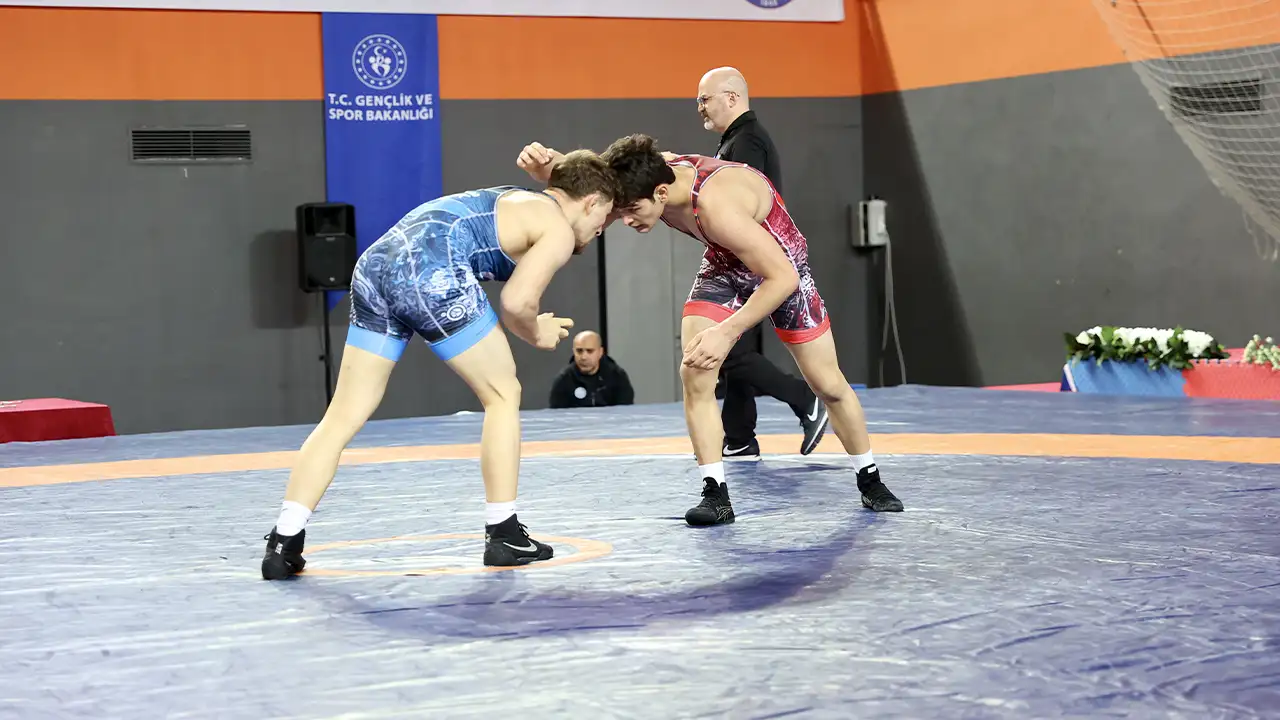 23-yas-alti-turkiye-gures-sampiyonasi-trabzonda-suruyor