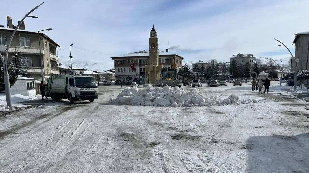 bayburt-gokcederede-kar-temizligi-durmuyor