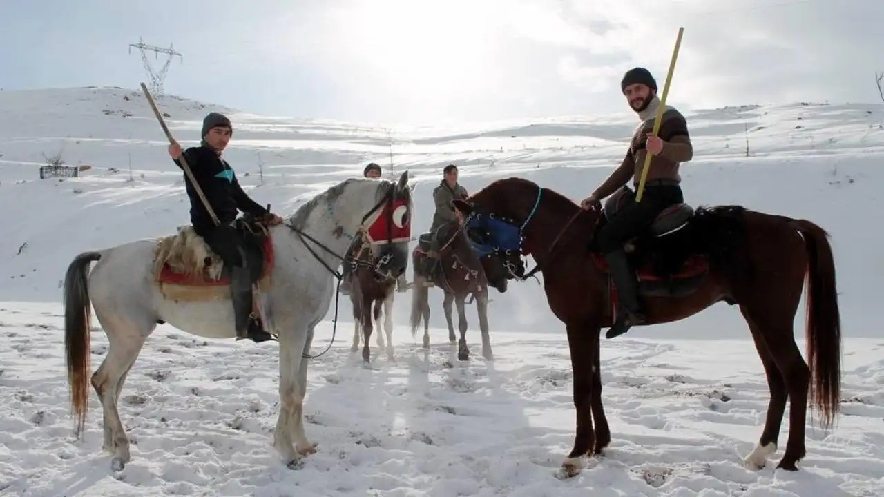 erzincan-ve-bayburtta-ata-sporu-cirit-kisa-meydan-okuyor