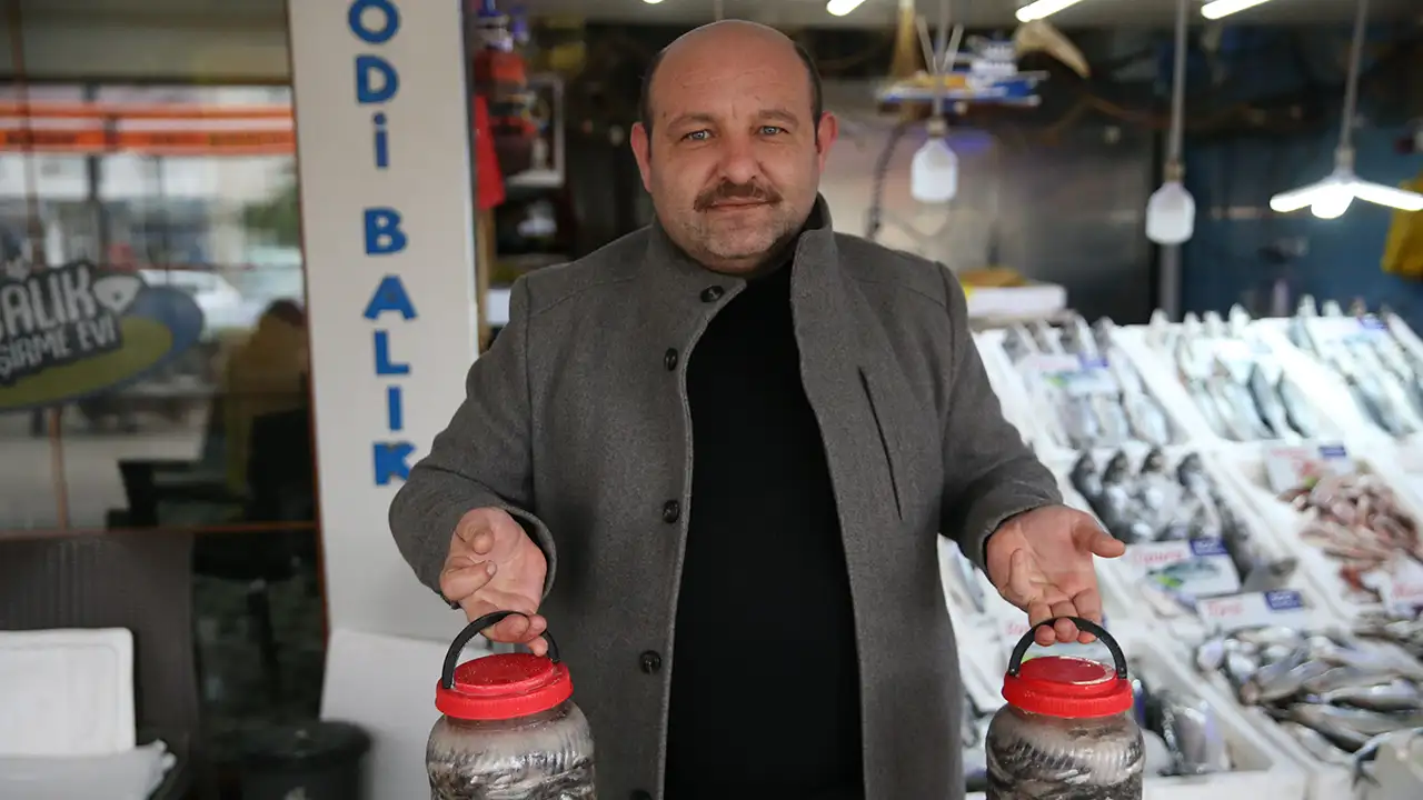 karadenizde-hamsi-salamurasi-sezonu-basladi-bidonla-satiliyor