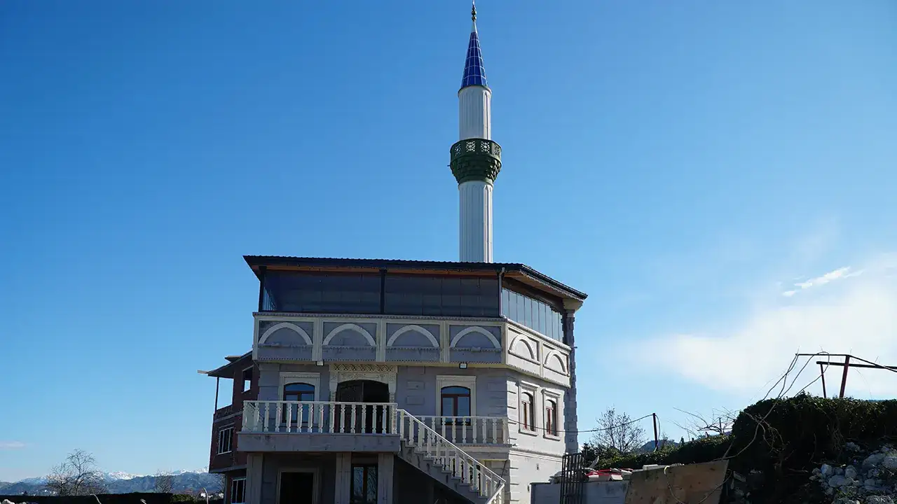 rizede-50-yillik-camii-tarih-oldu-yikim-ani-kaydedildi