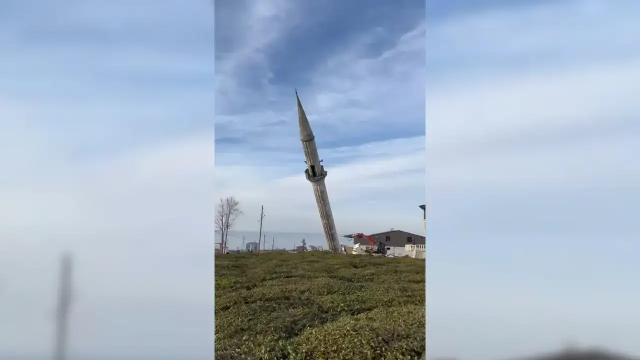 rizede-50-yillik-camii-tarih-oldu-yikim-ani-kaydedildi