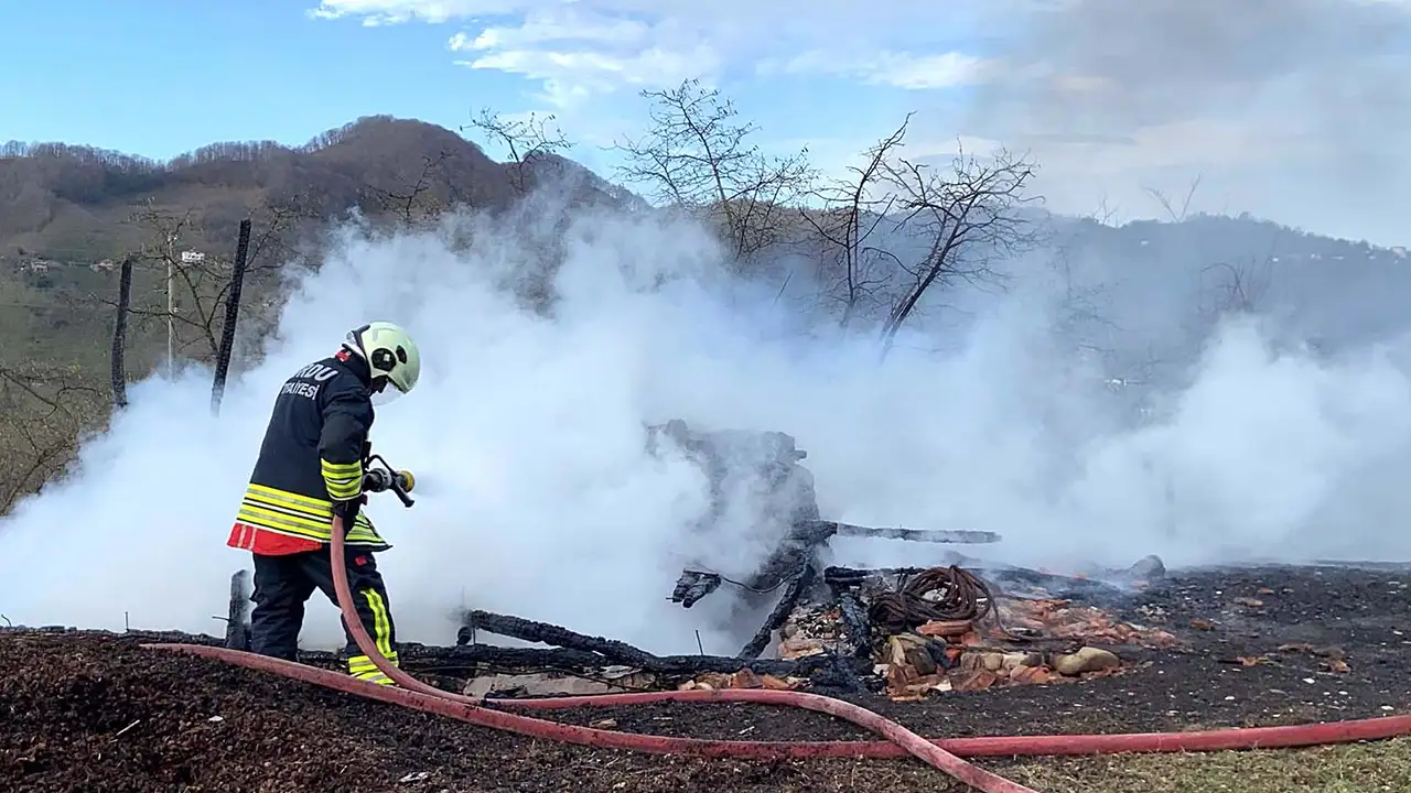 unyede-samanlik-yangini-yapi-kullanilamaz-hale-geldi