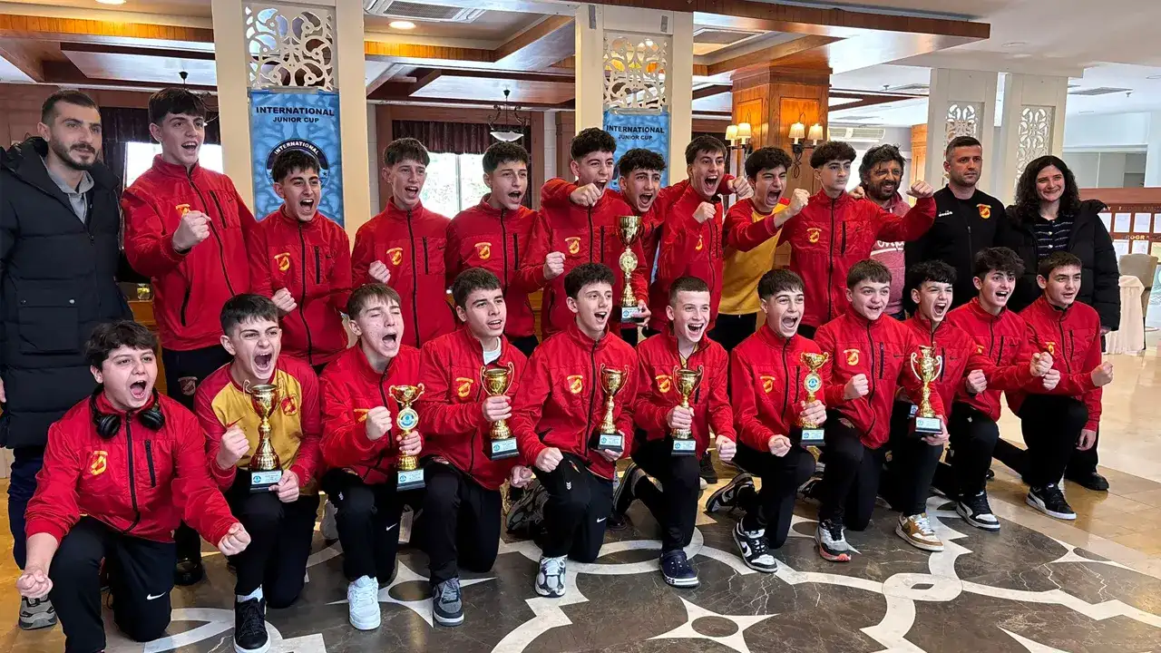 antalyadaki-turnuvaya-trabzon-damgasi