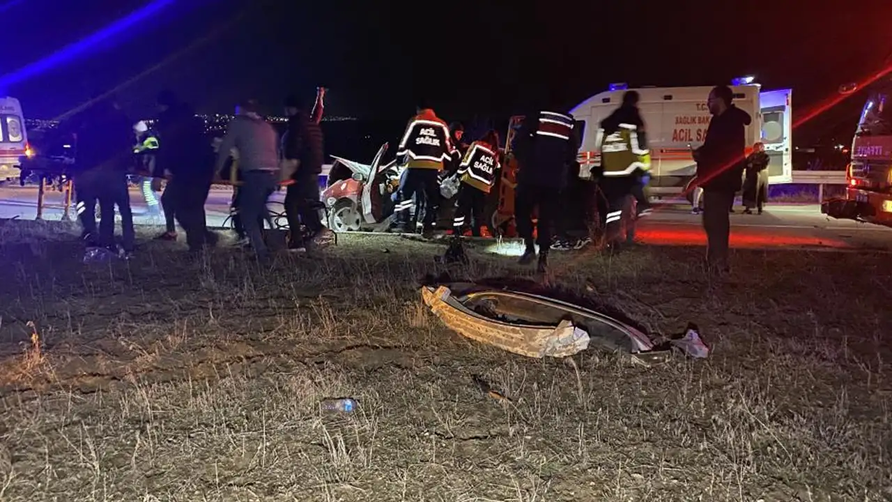 corumda-trafik-kazasi-otomobiller-hurdaya-dondu-8-yarali