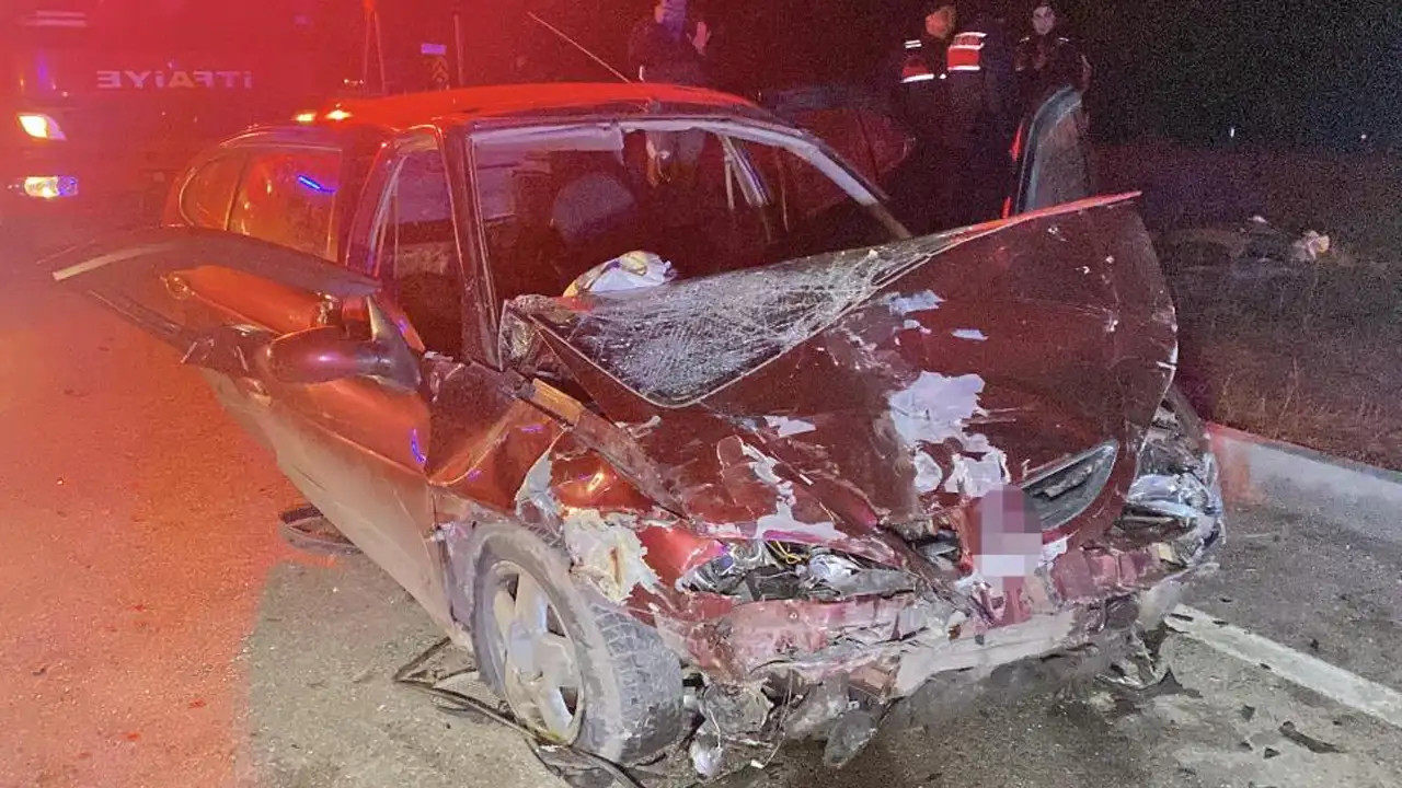 corumda-trafik-kazasi-otomobiller-hurdaya-dondu-8-yarali