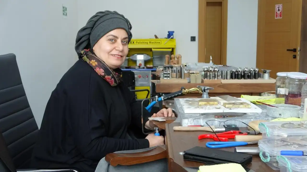 trabzonda-40-yasindan-sonra-meslegini-buldu-taki-tasarimcisi-oldu