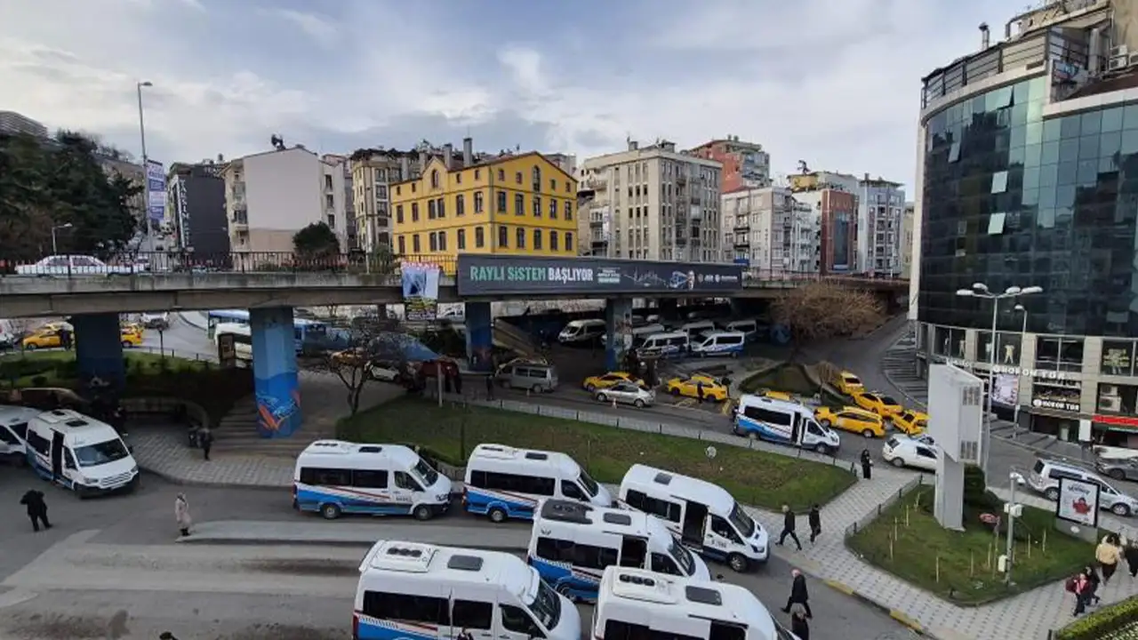 trabzonda-viyaduge-asilan-dolandiricilik-afisi-gundem-oldu