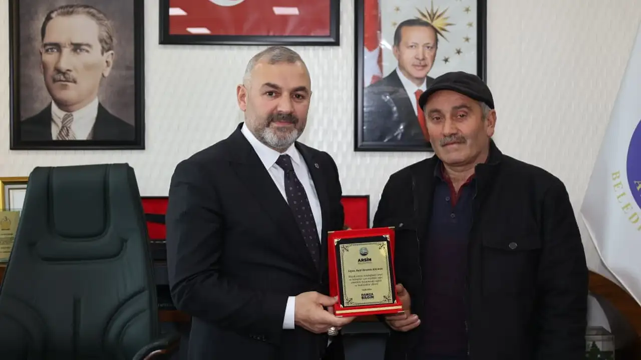 arsin-belediyesinde-emekli-personele-vefa-plaketi