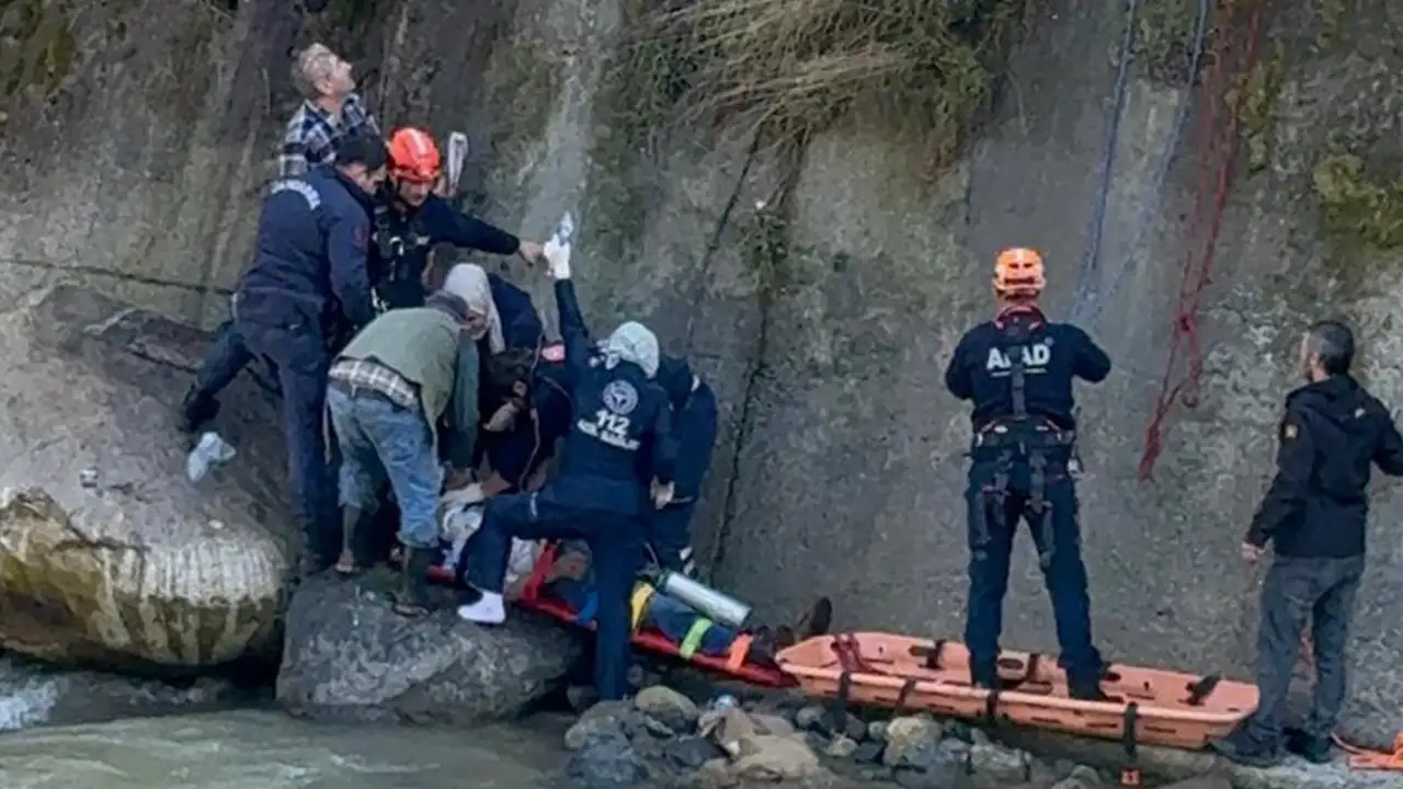 rizede-feci-olum-aracini-yikarken-dere-yatagina-dustu