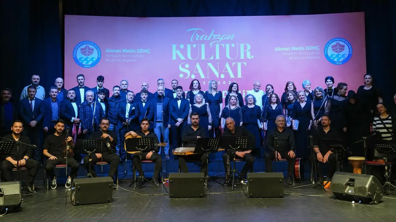 tmhoyderden-sanat-dolu-gece-gencler-alkislarla-ayakta