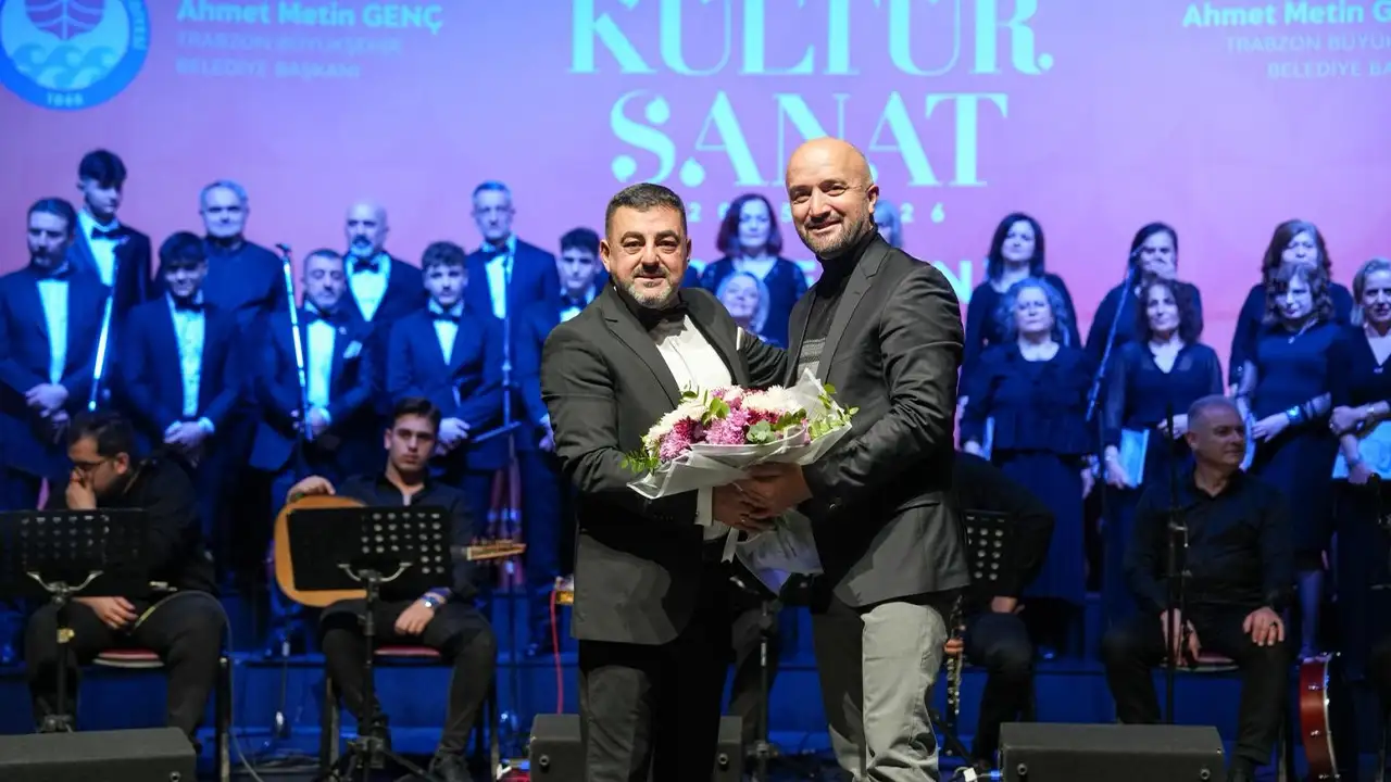 tmhoyderden-sanat-dolu-gece-gencler-alkislarla-ayakta