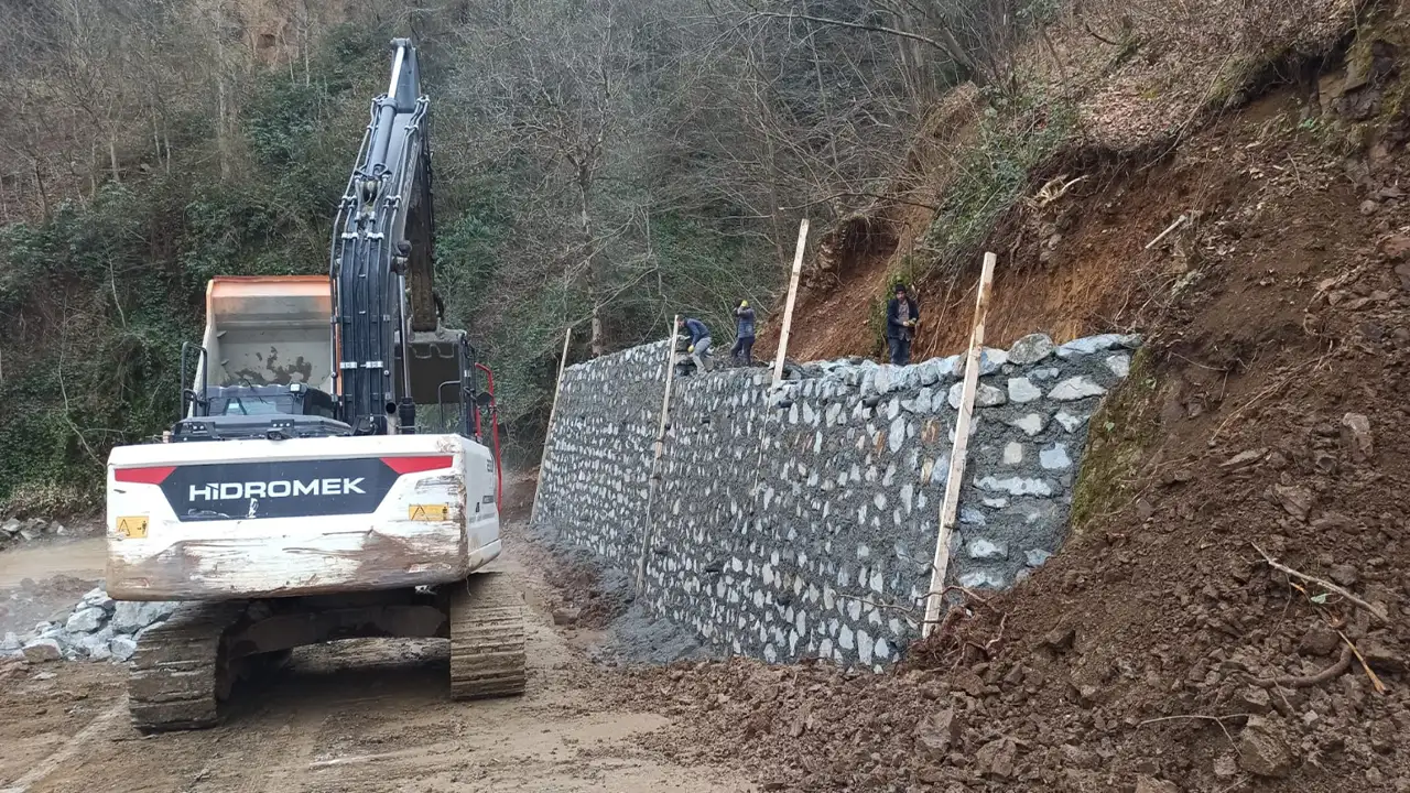 akcaabatta-yol-ve-altyapi-seferberligi-ilce-genelinde-calismalar-suruyor