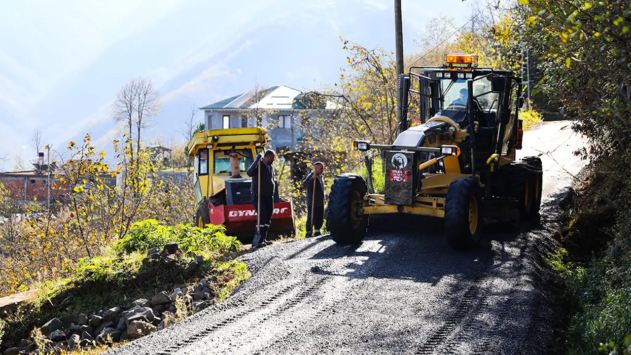 akcaabatta-yol-ve-altyapi-seferberligi-ilce-genelinde-calismalar-suruyor