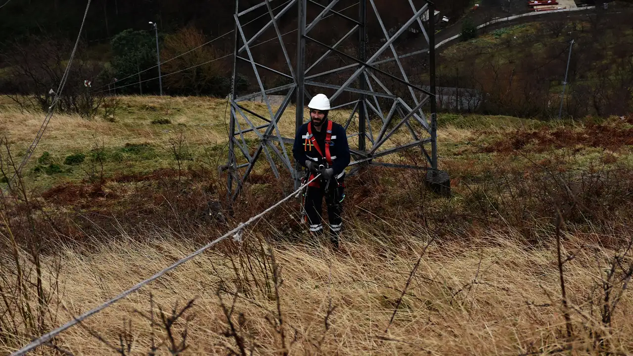 dogu-karadenizde-olumsuz-hava-etkisi-akcaabatta-elektrik-kesintileri-giderildi