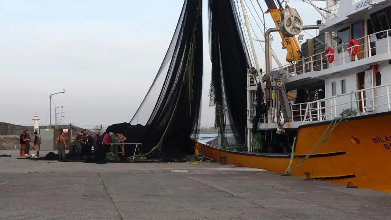 karadenizde-hamsi-umudu-tukendi-tekneler-sezonu-kapatiyor