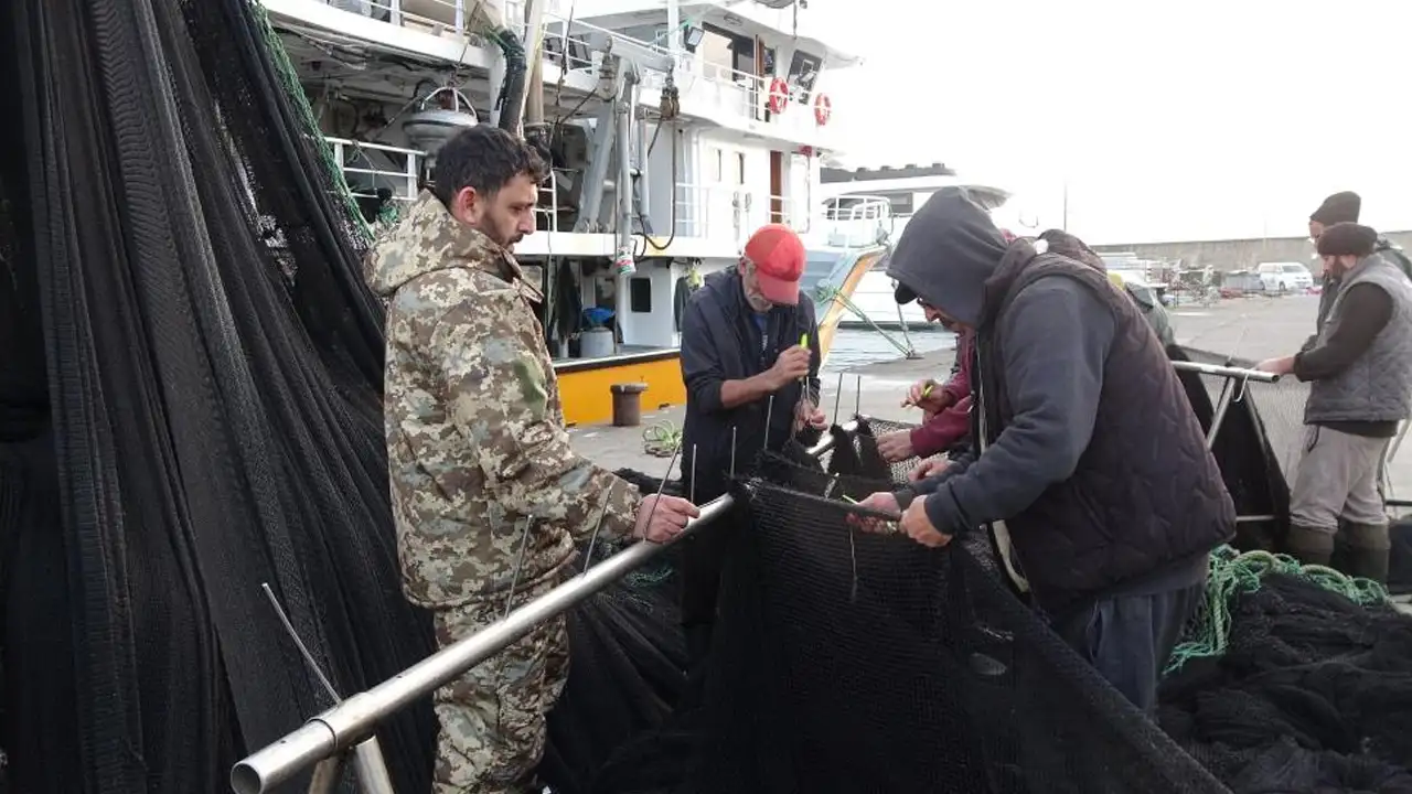 karadenizde-hamsi-umudu-tukendi-tekneler-sezonu-kapatiyor