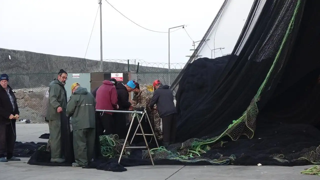 karadenizde-hamsi-umudu-tukendi-tekneler-sezonu-kapatiyor