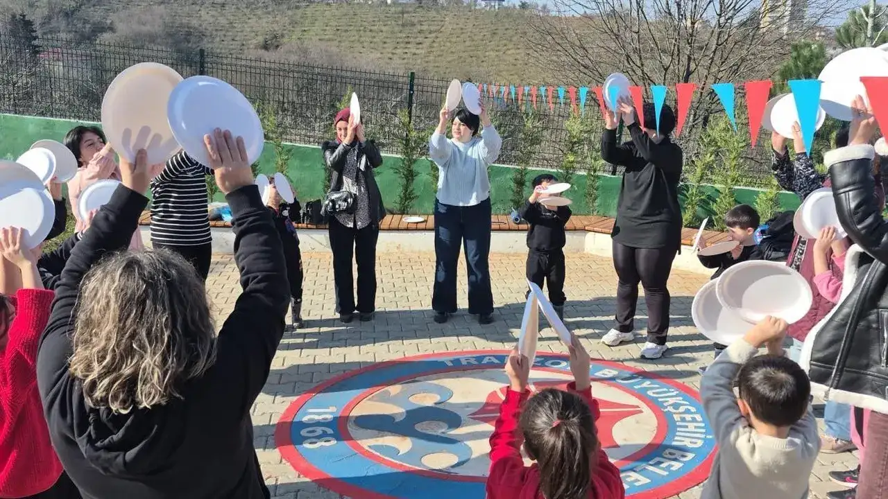 cilekli-dusler-koyu-ara-tatilde-cocuklarin-gozdesi-oldu