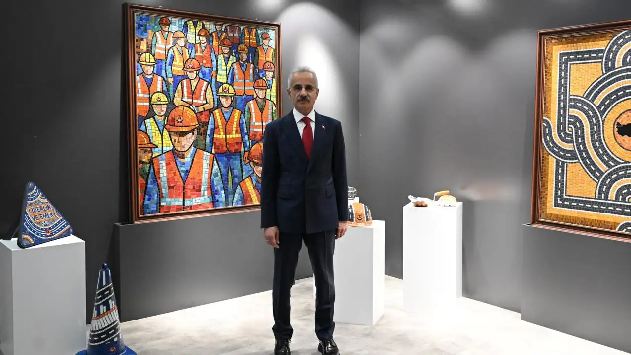 cumhurbaskani-erdogan-ve-bakan-uraloglundan-30-bin-kilometre-bolunmus-yol-sergisine-ziyaret