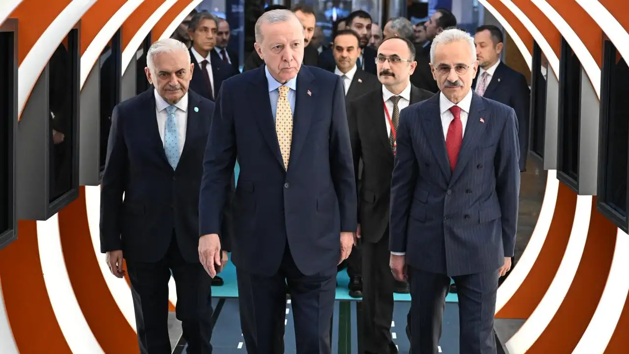 cumhurbaskani-erdogan-ve-bakan-uraloglundan-30-bin-kilometre-bolunmus-yol-sergisine-ziyaret
