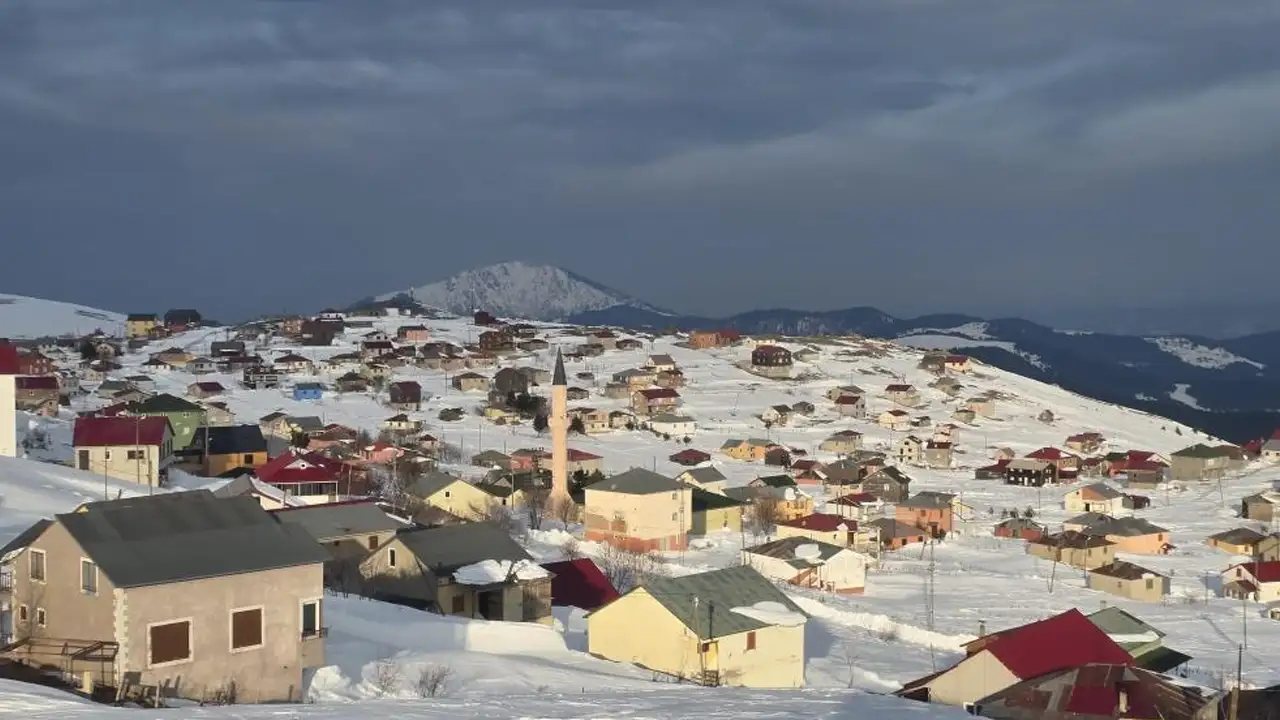 giresunun-bektas-yaylasi-kar-altinda-kalinlik-yer-yer-25-metreye-ulasti