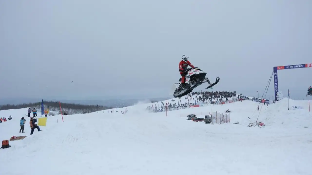 handuzu-yaylasinda-dunya-kar-motosikleti-heyecani-basladi