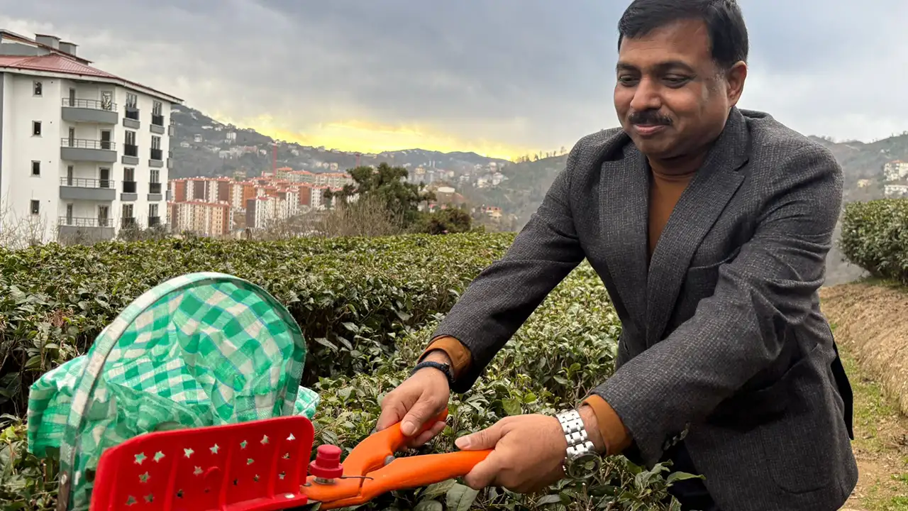 hindistanin-turkiye-buyukelcisi-rizede-gunde-7-8-bardak-cay-iciyorum