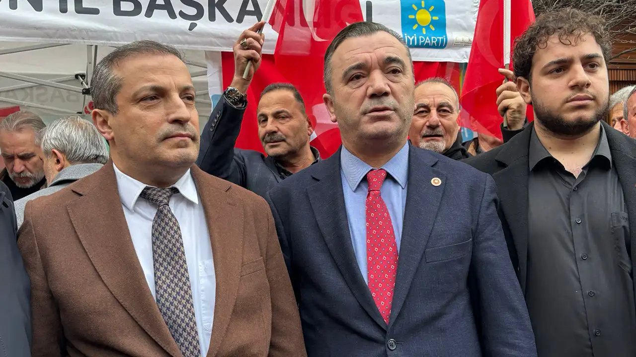 iyi-partiden-trabzonda-sert-cikis-turk-bayragi-bizim-namusumuzdur