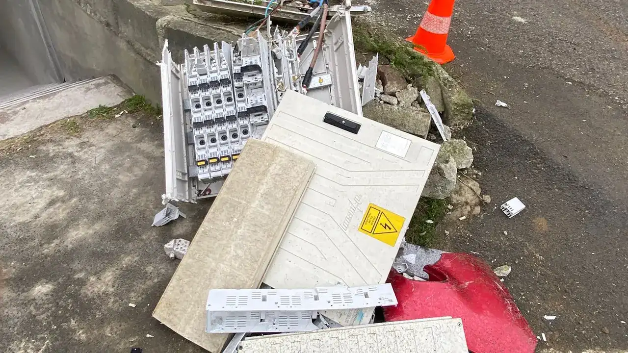 sogutlude-korkutan-kaza-otomobil-trafoya-girdi