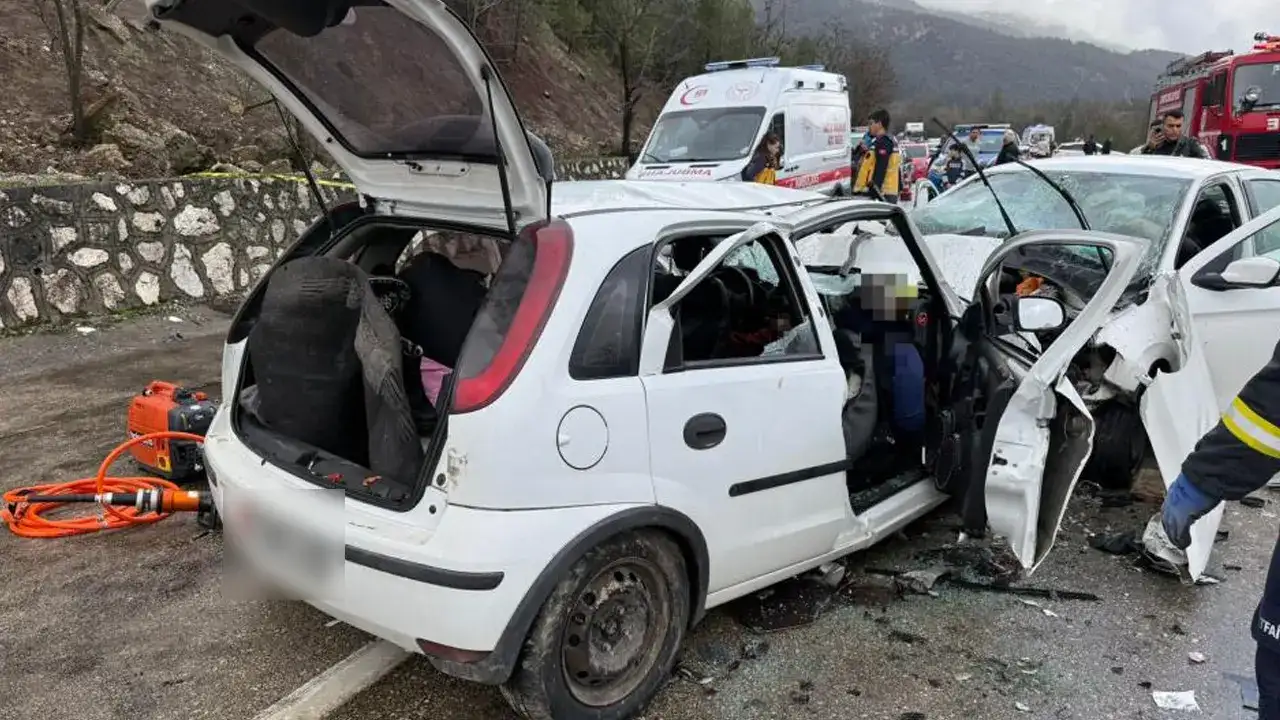 antalya-isparta-yolunda-feci-kaza-6-olu-6-yarali