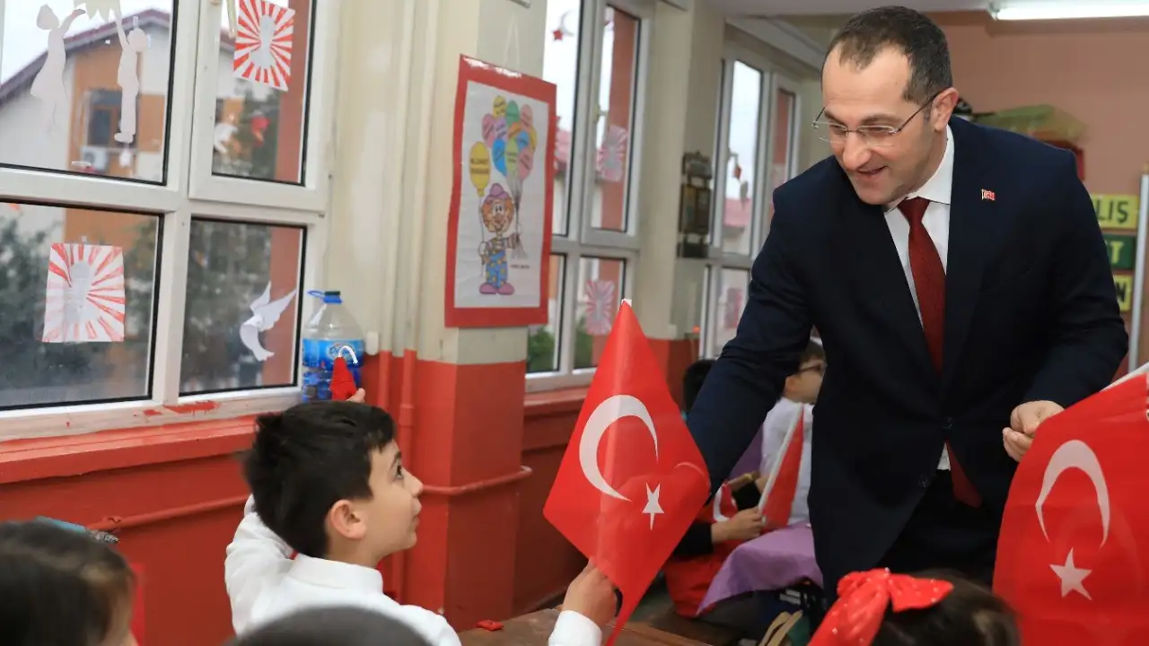 akcaabatta-okullarda-bayrak-sevgisiyle-yeni-donem-basladi