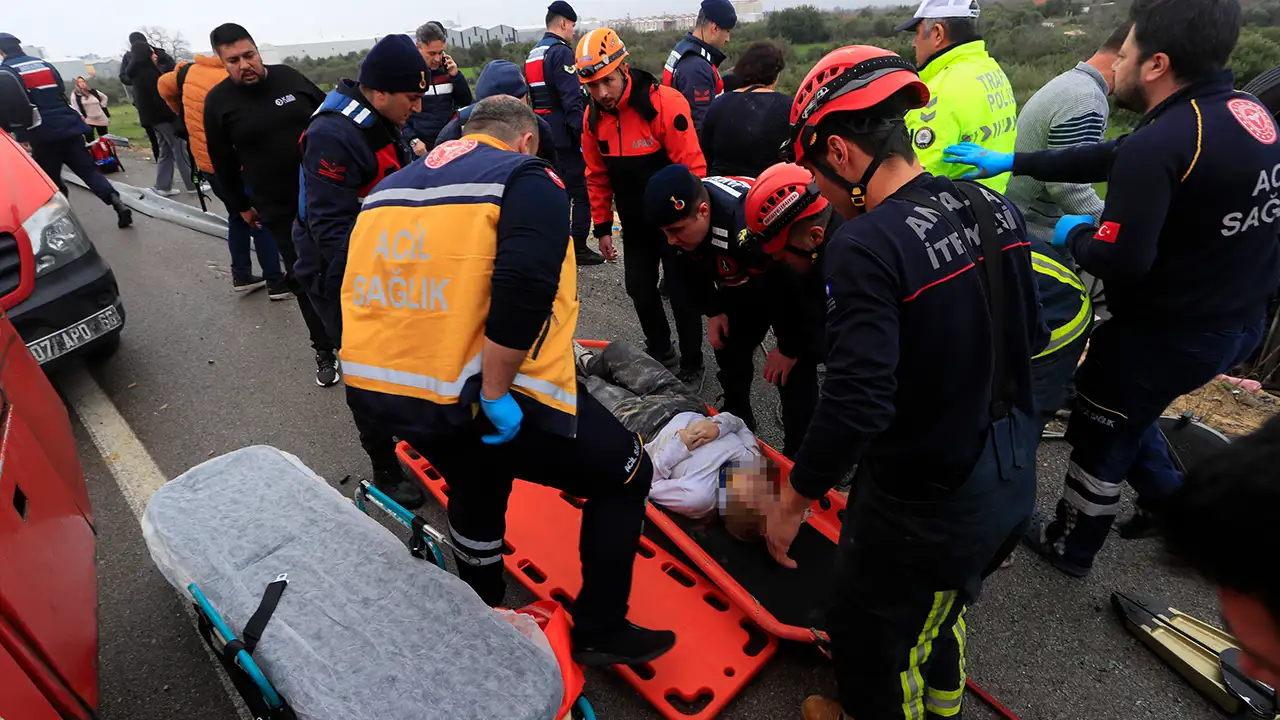 antalyadan-pes-pese-aci-haberler-geldi-katliam-gibi-2-kazada-17-olu-25-yarali
