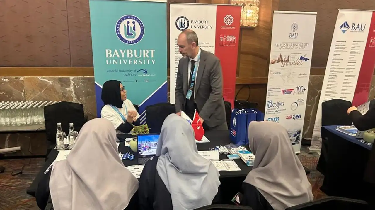 bayburt-universitesi-endonezyada-egitim-fuarinda-temaslarda-bulundu