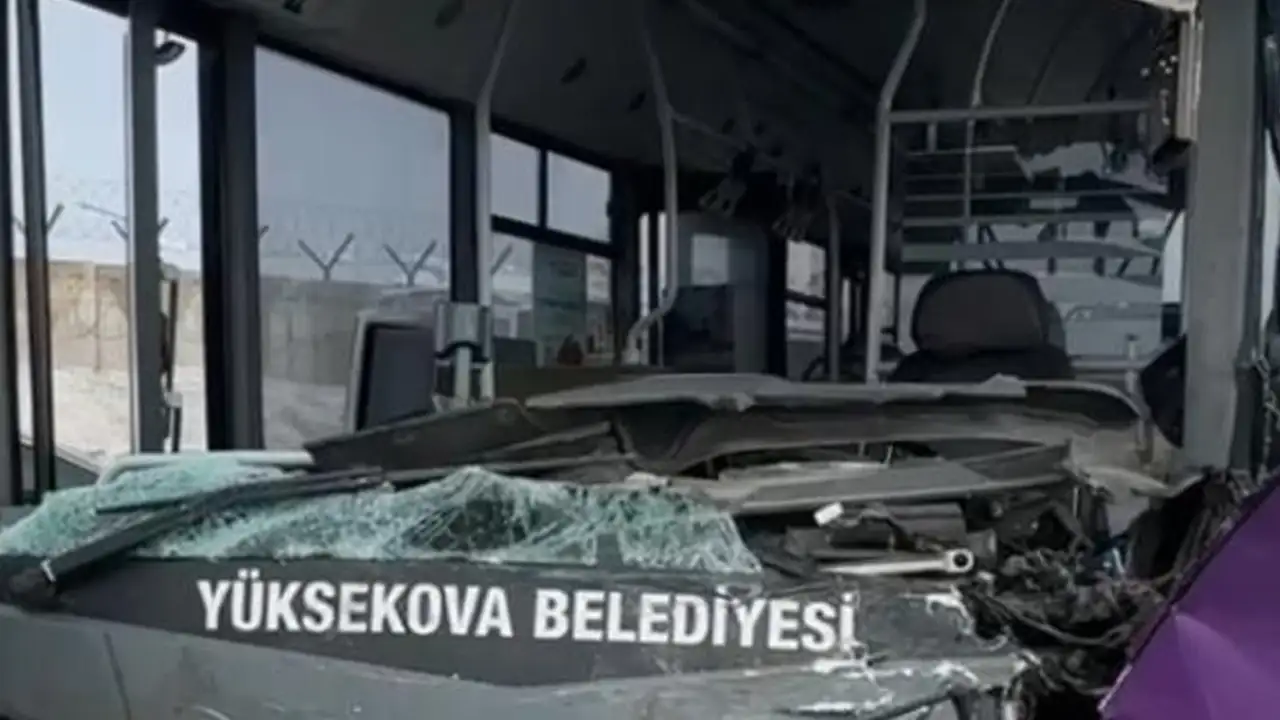 hakkaride-yolcu-otobusu-ile-minibus-kafa-kafaya-carpisti-cok-sayida-yarali