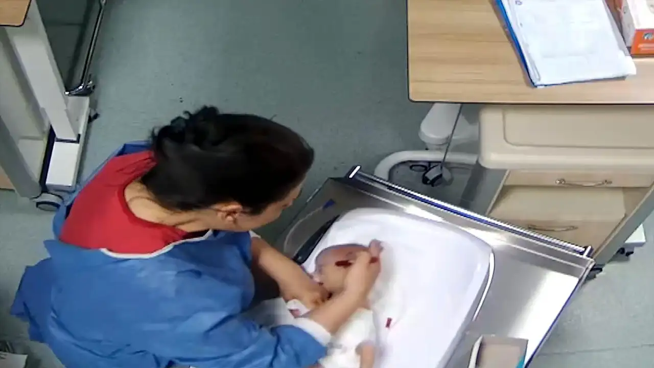 kahramanmarasta-tutuklu-hemsirenin-baska-bir-bebegi-daha-darbettigi-goruntuler-ortaya-cikti