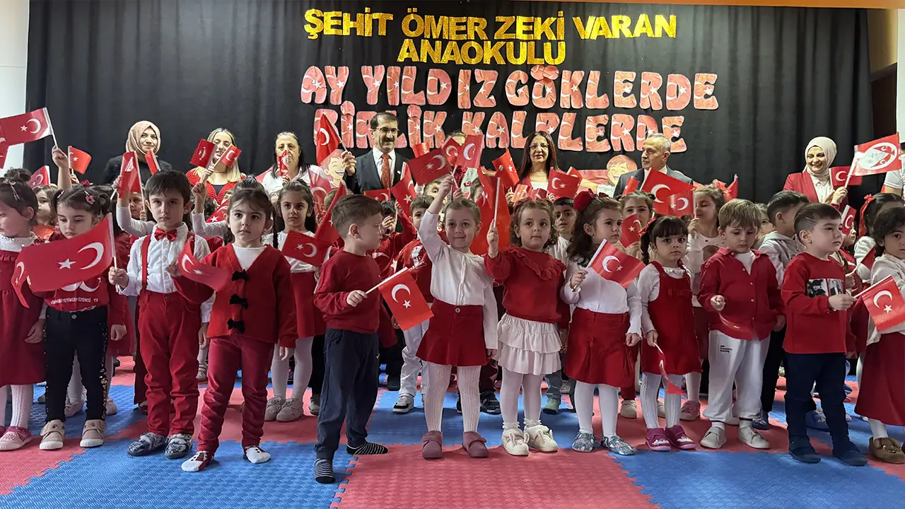 trabzonda-138-bin-ogrenci-dersbasi-yapti-yeni-donem-bayrak-sevgisi-temasiyla-basladi