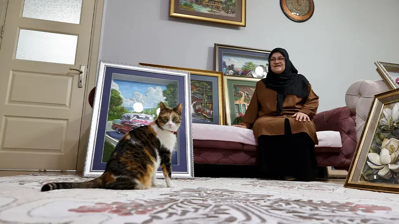 trabzonda-atik-kagitlardan-sanata-uzanan-yol-gelirini-gazzeye-bagisladi