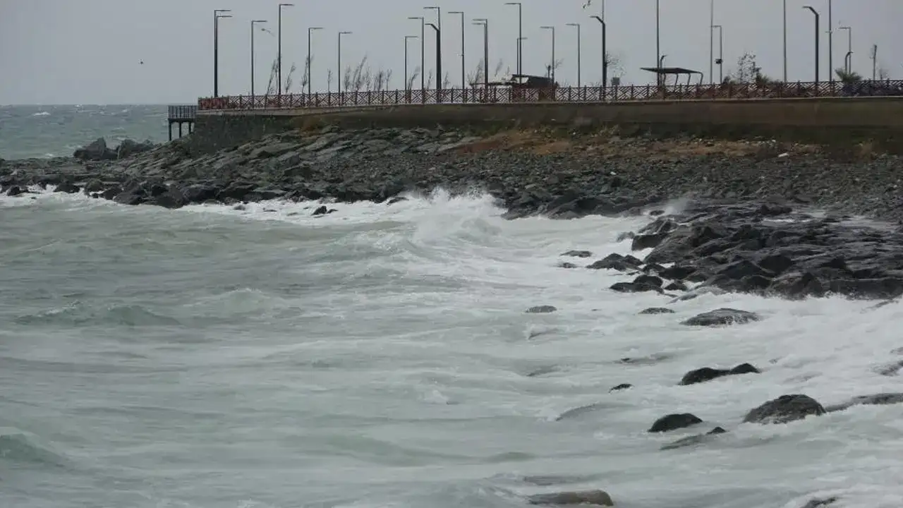 dogu-karadenizde-firtina-hayati-olumsuz-etkiliyor