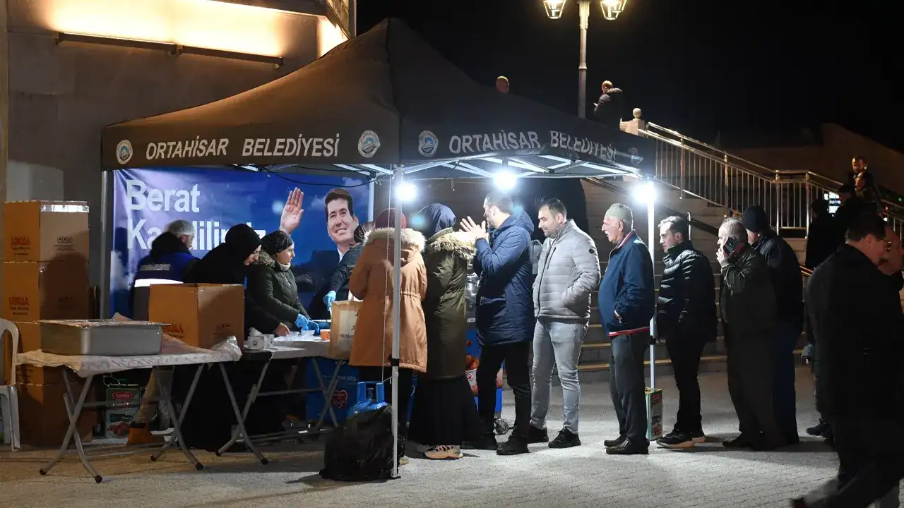 ortahisar-belediyesi-berat-kandilinde-ikram-gelenegini-surdurdu