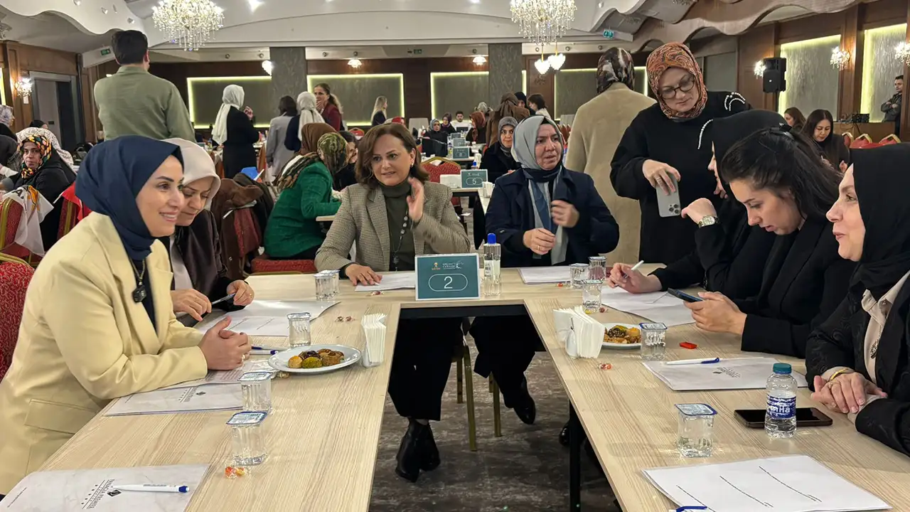 ak-parti-kadin-kollari-trabzonda-toplandi-vefa-istisare-ve-gelecek-masaya-yatirildi