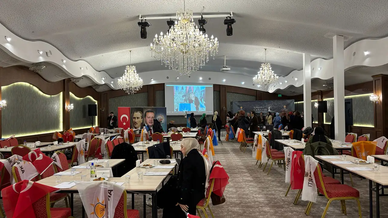 ak-parti-kadin-kollari-trabzonda-toplandi-vefa-istisare-ve-gelecek-masaya-yatirildi