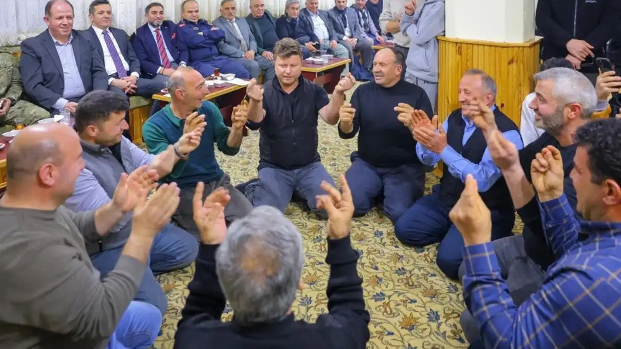 bayburtta-koy-konaginda-kultur-bulusmasi-turkuler-ve-yoresel-oyunlar-ilgi-gordu