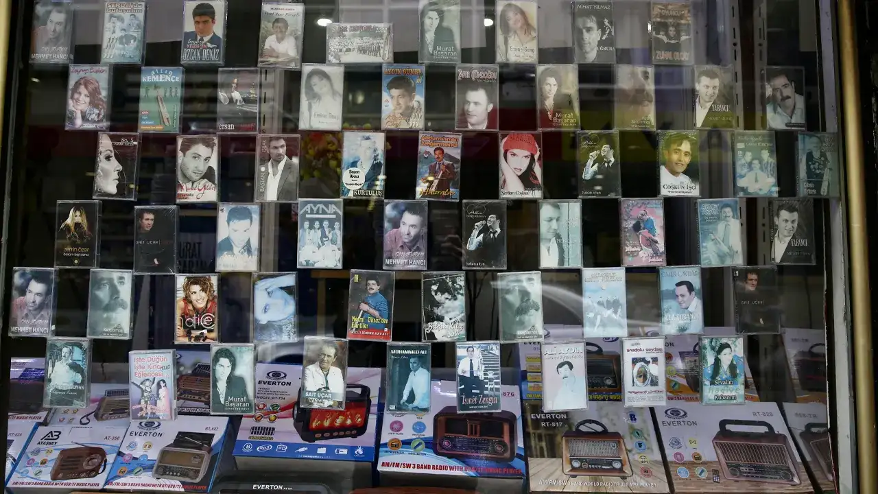 giresunda-zamana-direnen-meslek-50-yildir-kaset-ve-plak-satiyor