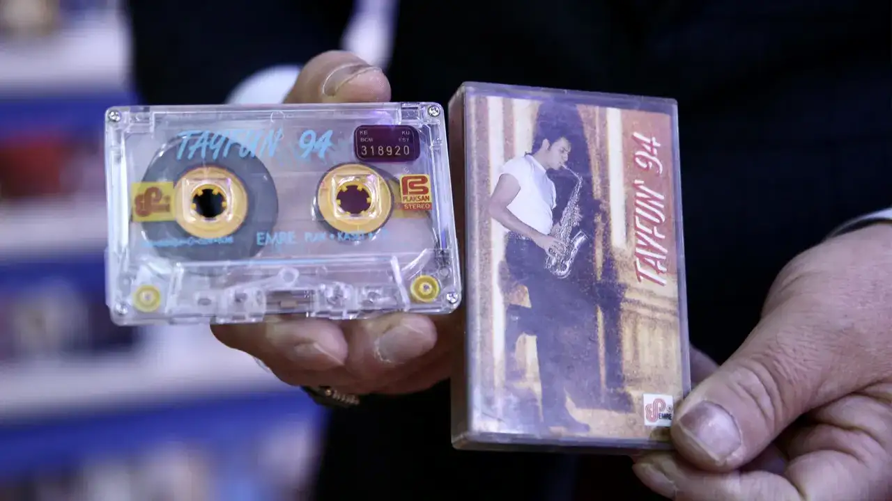 giresunda-zamana-direnen-meslek-50-yildir-kaset-ve-plak-satiyor