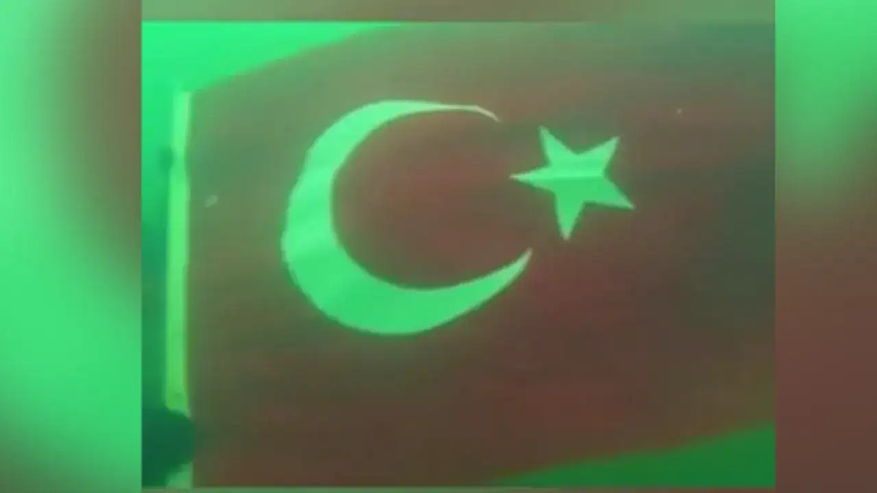 uzungolde-buz-altinda-gurur-dolu-gorev-jandarmadan-turk-bayrakli-dalis