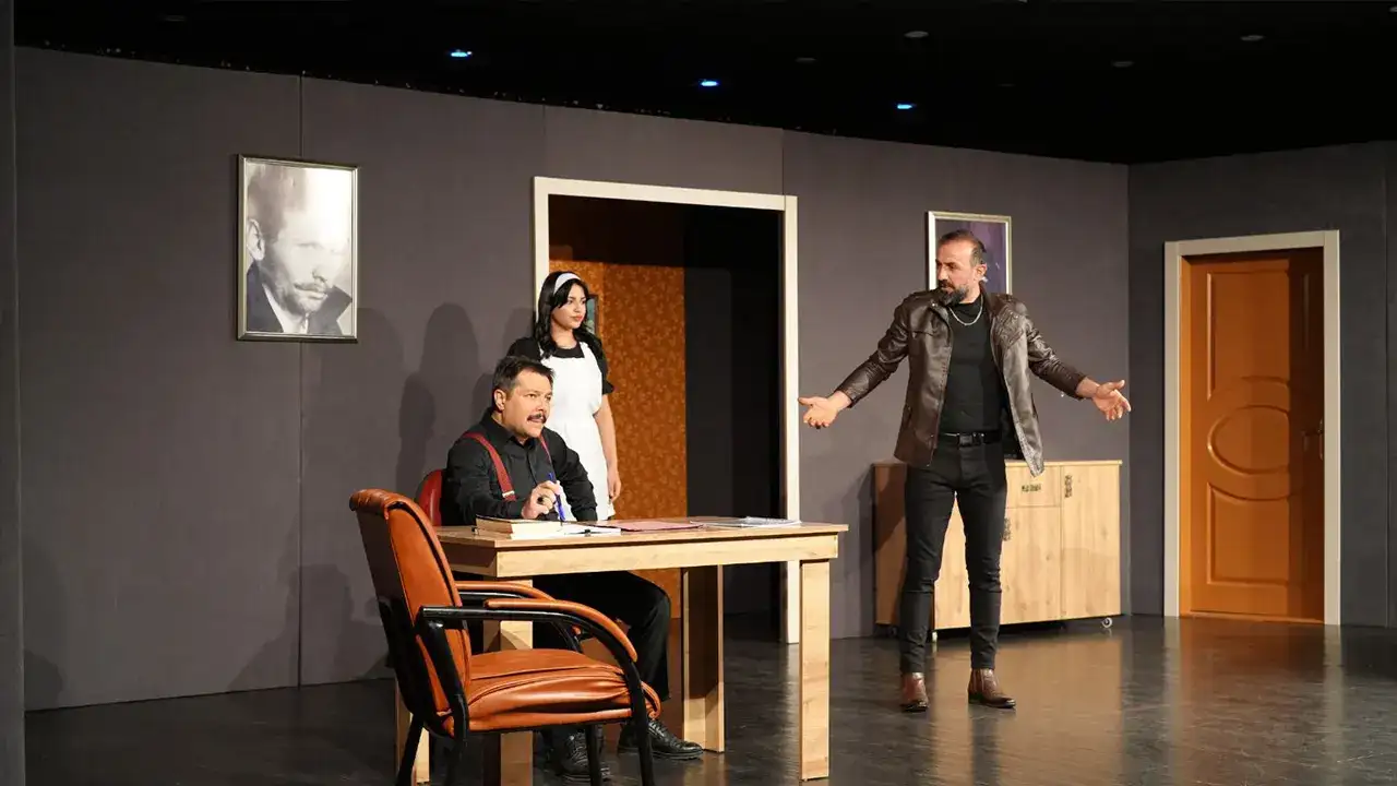 akcaabatta-varildeki-adam-sahne-aldi