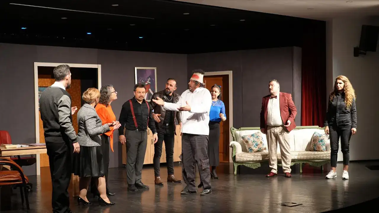 akcaabatta-varildeki-adam-sahne-aldi