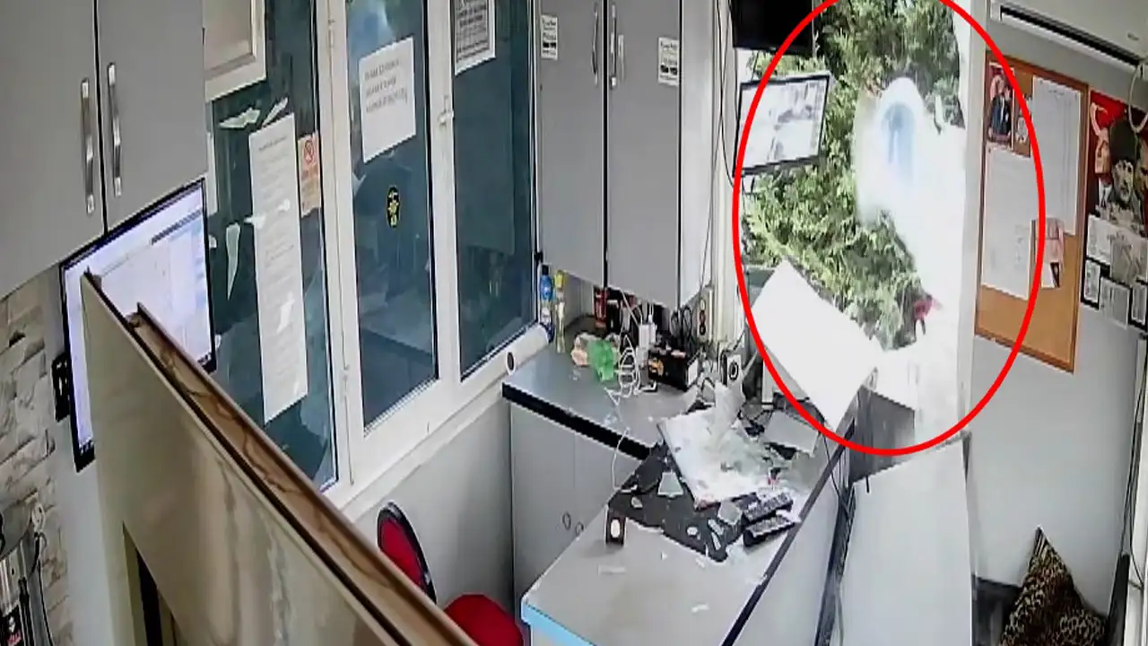 bursada-taksi-beni-sevmiyor-diyerek-saldirmis-taksi-duragina-saldirinin-yeni-goruntuleri-ortaya-cikti