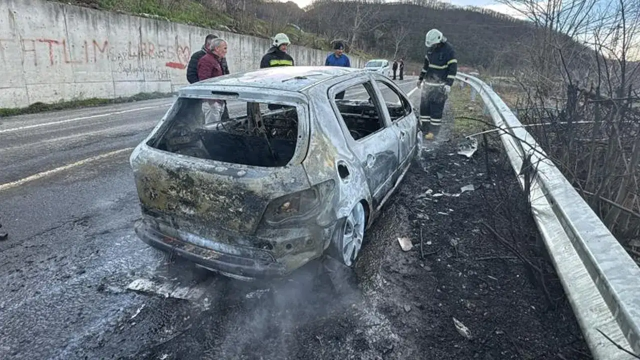 fatsada-seyir-halindeki-otomobil-alev-alev-yandi